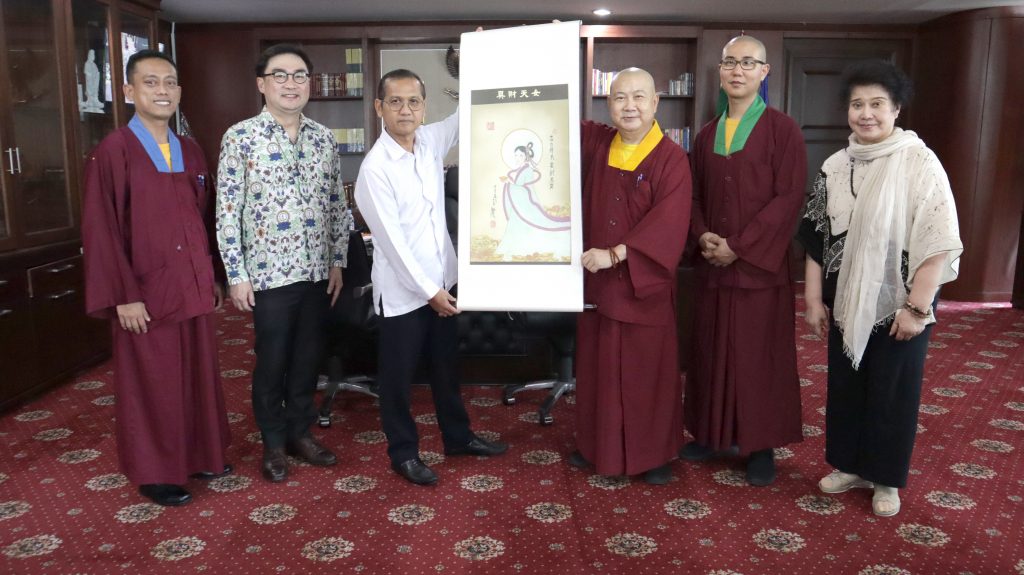 Acarya Shi Lianfei memberikan kenang-kenangan berupa lukisan Dewi Sri Laksmi kepada Dirjen Bimas Buddha.