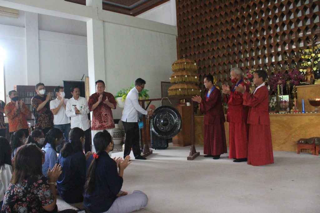 Bapak Karbono, S.Ag., M.Pd.B memukul gong meresmikan mulainya Jambore IMZI Jateng